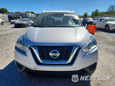 Piąte zdjęcie samochodu w środku: 2018 NISSAN KICKS SV VIN:3N1CP5CU5JL536924 - miniatura