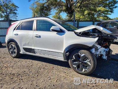 Czwarte zdjęcie samochodu z boku: 2023 KIA NIRO WIND VIN:KNDCR3L15P5024879 - miniatura
