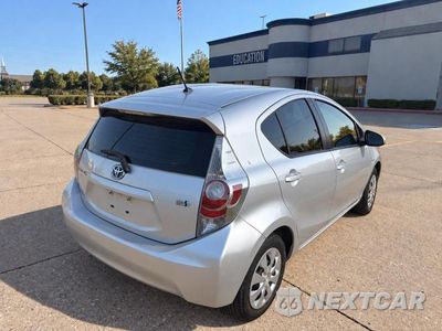 Czwarte zdjęcie samochodu z boku: 2014 TOYOTA PRIUS C ONE VIN:JTDKDTB33E1074701 - miniatura
