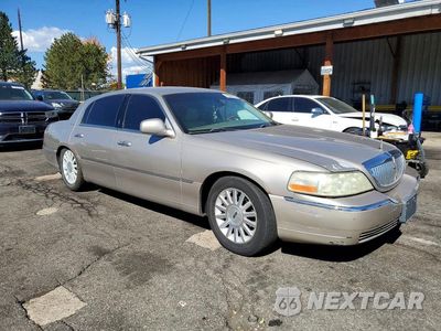 Czwarte zdjęcie samochodu z boku: 2003 LINCOLN TOWN CAR SIGNATURE VIN:1LNHM82W63Y672170 - miniatura