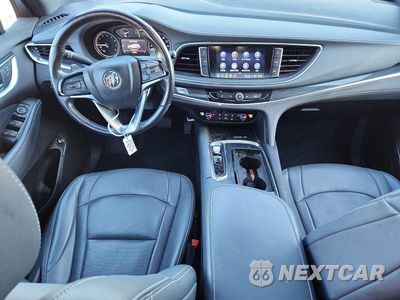 Zdjęcie 8 z 13 samochodu: 2022 BUICK ENCLAVE ESSENCE VIN:5GAEVAKWXNJ100480 - miniatura