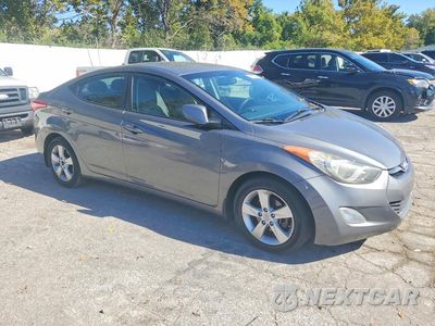 Czwarte zdjęcie samochodu z boku: 2013 HYUNDAI ELANTRA GLS VIN:5NPDH4AE2DH262042 - miniatura