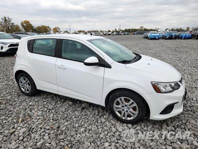 Czwarte zdjęcie samochodu z boku: 2018 CHEVROLET SONIC VIN:1G1JG6SH0J4110314 - miniatura