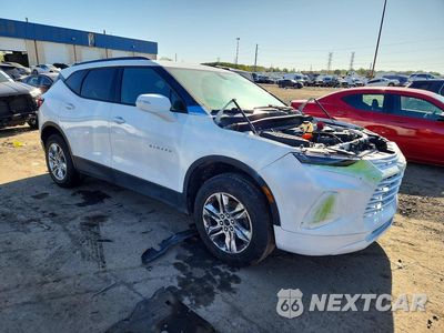 Czwarte zdjęcie samochodu z boku: 2019 CHEVROLET BLAZER 1LT VIN:3GNKBBRA4KS672821 - miniatura