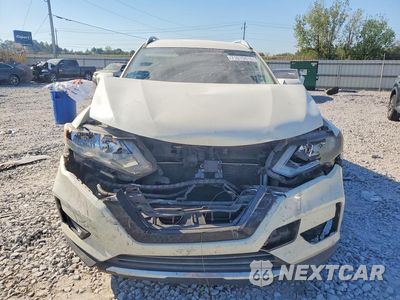 Piąte zdjęcie samochodu w środku: 2018 NISSAN ROGUE SV VIN:5N1AT2MT6JC798334 - miniatura