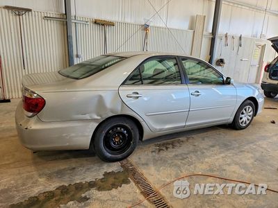 Trzecie zdjęcie samochodu z tyłu: 2005 TOYOTA CAMRY LE VIN:4T1BE32K35U070002 - miniatura
