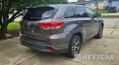 Czwarte zdjęcie samochodu z boku: 2017 TOYOTA HIGHLANDER LE VIN:5TDZARFH1HS027447 - miniatura