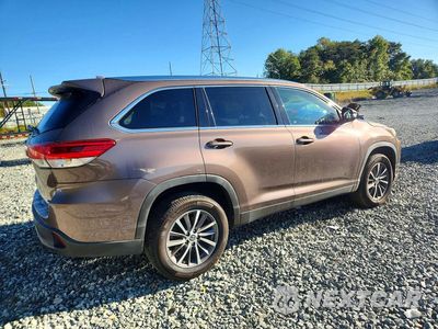 Trzecie zdjęcie samochodu z tyłu: 2019 TOYOTA HIGHLANDER XLE VIN:5TDKZRFH6KS332332 - miniatura