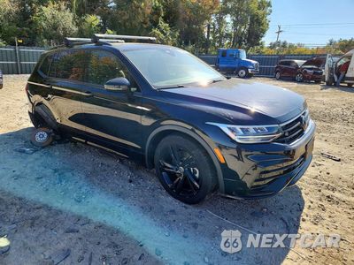 Czwarte zdjęcie samochodu z boku: 2023 VOLKSWAGEN TIGUAN SE R-LINE BLACK VIN:3VV8B7AX3PM081487 - miniatura