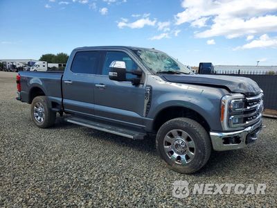 Czwarte zdjęcie samochodu z boku: 2023 FORD F250 SUPER DUTY VIN:1FT8W2BN5PEC25386 - miniatura