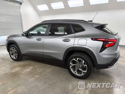 Drugie zdjęcie samochodu z przodu: 2026 CHEVROLET TRAX 1LT VIN:KL77LHEP0TC232351 - miniatura