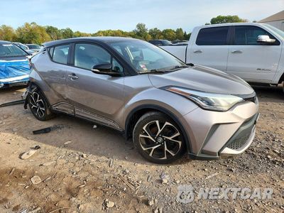 Czwarte zdjęcie samochodu z boku: 2020 TOYOTA C-HR XLE VIN:NMTKHMBXXLR114655 - miniatura