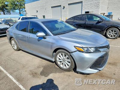 Czwarte zdjęcie samochodu z boku: 2018 TOYOTA CAMRY LE VIN:4T1B11HK2JU099833 - miniatura