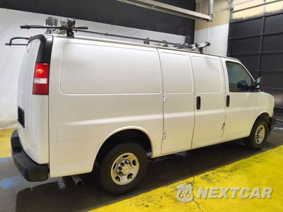 Trzecie zdjęcie samochodu z tyłu: 2021 CHEVROLET EXPRESS G2500 VIN:1GCWGAFP6M1252576 - miniatura