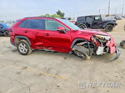 Czwarte zdjęcie samochodu z boku: 2024 TOYOTA RAV4 LE VIN:JTMMWRFV7RD268637 - miniatura