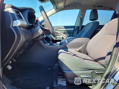 Zdjęcie 7 z 13 samochodu: 2018 TOYOTA HIGHLANDER LE VIN:5TDZZRFH9JS251032 - miniatura