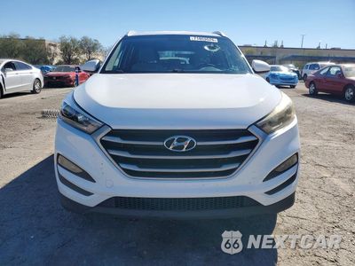 Piąte zdjęcie samochodu w środku: 2017 HYUNDAI TUCSON SE VIN:KM8J33A46HU441968 - miniatura