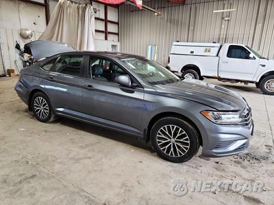 Czwarte zdjęcie samochodu z boku: 2020 VOLKSWAGEN JETTA S VIN:3VWC57BU2LM081640 - miniatura