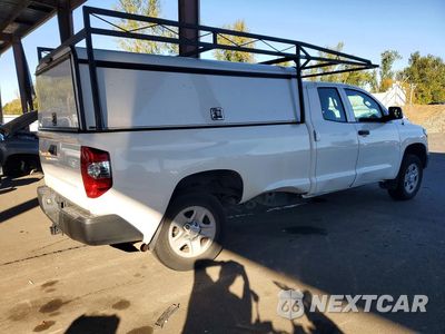 Trzecie zdjęcie samochodu z tyłu: 2018 TOYOTA TUNDRA SR VIN:5TFTY5F11JX010340 - miniatura