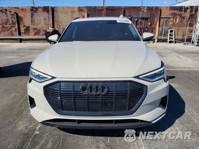 Piąte zdjęcie samochodu w środku: 2022 AUDI E-TRON PREMIUM VIN:WA1AAAGE3NB014005 - miniatura