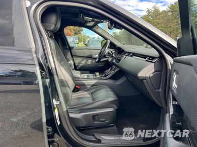 Piąte zdjęcie samochodu w środku: 2018 LAND ROVER RANGE ROVER VELAR S VIN:SALYB2RX2JA757219 - miniatura