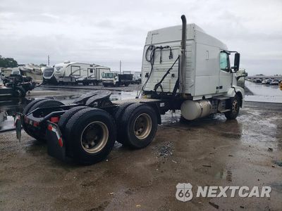 Trzecie zdjęcie samochodu z tyłu: 2018 VOLVO VNL SEMI TRUCK VIN:4V4NC9EH9JN895531 - miniatura
