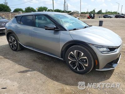 Czwarte zdjęcie samochodu z boku: 2024 KIA EV6 WIND VIN:KNDC34LA5R5614073 - miniatura
