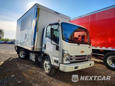 Czwarte zdjęcie samochodu z boku: 2024 CHEVROLET 5500XD BOX TRUCK VIN:JALEEW16XR7306977 - miniatura
