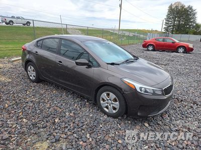 Czwarte zdjęcie samochodu z boku: 2017 KIA FORTE LX VIN:3KPFK4A79HE035050 - miniatura