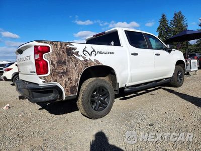 Trzecie zdjęcie samochodu z tyłu: 2024 CHEVROLET SILVERADO K1500 TRAIL BOSS CUSTOM VIN:3GCUDCED5RG316702 - miniatura