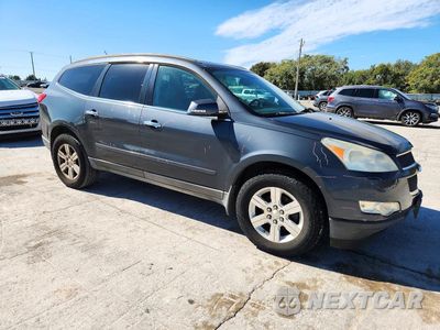 Czwarte zdjęcie samochodu z boku: 2011 CHEVROLET TRAVERSE LT VIN:1GNKRJED2BJ106955 - miniatura