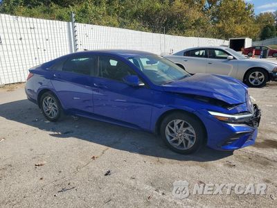Czwarte zdjęcie samochodu z boku: 2024 HYUNDAI ELANTRA BLUE VIN:KMHLM4DJ3RU109582 - miniatura
