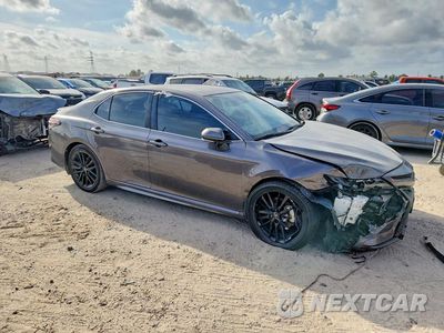 Czwarte zdjęcie samochodu z boku: 2022 TOYOTA CAMRY HYBRID SE VIN:4T1G31AK2NU592069 - miniatura