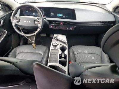 Zdjęcie 8 z 14 samochodu: 2023 KIA EV6 WIND VIN:KNDC34LA9P5604448 - miniatura