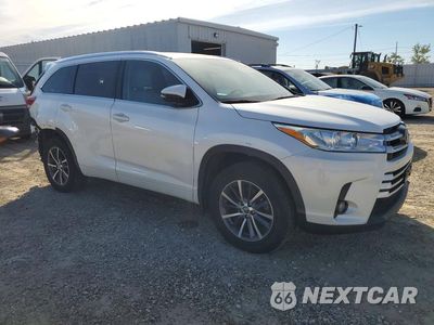 Czwarte zdjęcie samochodu z boku: 2017 TOYOTA HIGHLANDER XLE VIN:5TDJZRFH3HS360996 - miniatura