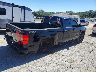 Trzecie zdjęcie samochodu z tyłu: 2018 CHEVROLET SILVERADO K1500 LT VIN:1GCVKREC7JZ120687 - miniatura