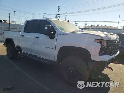 Czwarte zdjęcie samochodu z boku: 2025 CHEVROLET SILVERADO K2500 ZR2 VIN:1GC4KYEY1SF246127 - miniatura