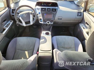 Zdjęcie 8 z 12 samochodu: 2014 TOYOTA PRIUS V THREE VIN:JTDZN3EU6EJ002147 - miniatura