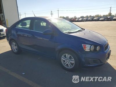 Czwarte zdjęcie samochodu z boku: 2014 CHEVROLET SONIC LT VIN:1G1JC5SH8E4153858 - miniatura