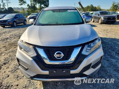 Piąte zdjęcie samochodu w środku: 2017 NISSAN ROGUE S VIN:KNMAT2MV0HP514995 - miniatura
