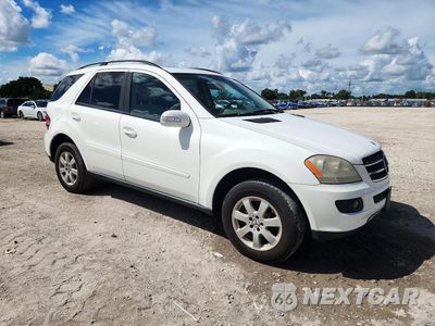 Czwarte zdjęcie samochodu z boku: 2007 MERCEDES-BENZ ML 350 VIN:4JGBB86E67A209831 - miniatura