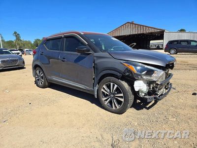 Czwarte zdjęcie samochodu z boku: 2019 NISSAN KICKS SR VIN:3N1CP5CU1KL510175 - miniatura