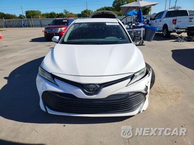 Piąte zdjęcie samochodu w środku: 2019 TOYOTA CAMRY LE VIN:4T1B11HK5KU236068 - miniatura