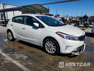 Czwarte zdjęcie samochodu z boku: 2017 KIA FORTE5 LX VIN:KNAFK5A85H5690975 - miniatura