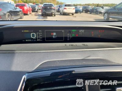 Zdjęcie 9 z 13 samochodu: 2017 TOYOTA PRIUS TWO VIN:JTDKBRFUXH3029503 - miniatura