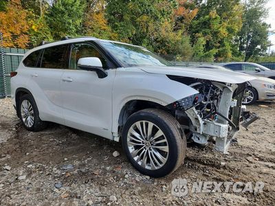 Czwarte zdjęcie samochodu z boku: 2023 TOYOTA HIGHLANDER HYBRID PLATINUM VIN:5TDEBRCH8PS134512 - miniatura