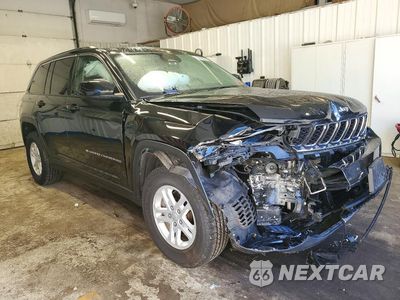 Czwarte zdjęcie samochodu z boku: 2023 JEEP GRAND CHEROKEE LAREDO VIN:1C4RJHAG4PC560319 - miniatura