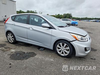 Czwarte zdjęcie samochodu z boku: 2014 HYUNDAI ACCENT SE VIN:KMHCU5AE0EU183159 - miniatura