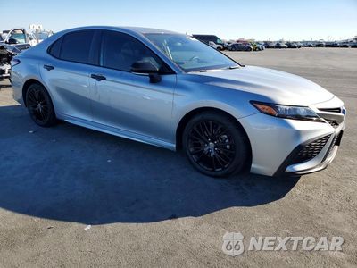 Czwarte zdjęcie samochodu z boku: 2022 TOYOTA CAMRY HYBRID SE NIGHTSHADE VIN:4T1G31AK6NU041756 - miniatura