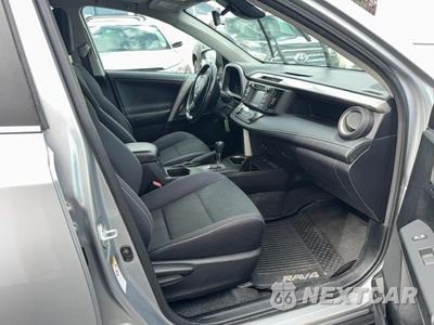 Piąte zdjęcie samochodu w środku: 2017 TOYOTA RAV4 XLE VIN:2T3RFREVXHW580170 - miniatura